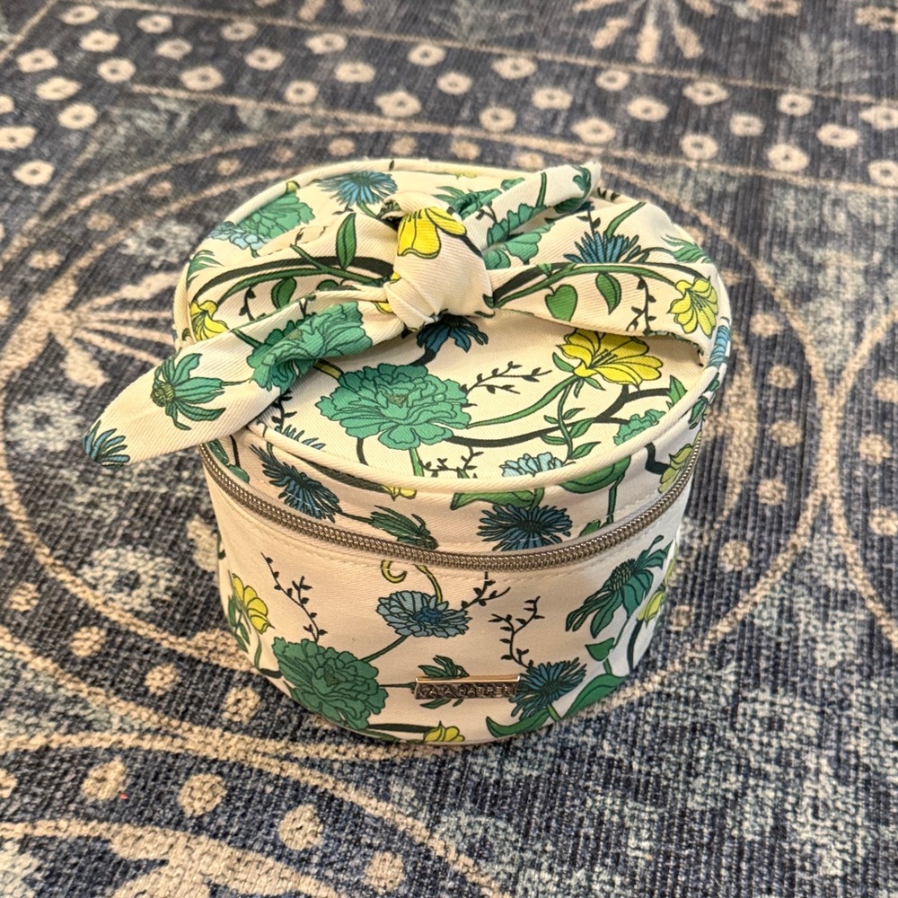 Tara Harper Round Zip Vanity
